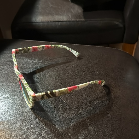 BLENDERS Throwback Floral Sunglasses with Cloth Blenders Pouch - Picture 9 of 9